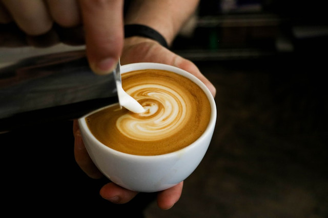 Kopi di Blok M, foto hanya ilustrasi, bukan tempat sebenarnya: Unsplash/Taylor Franz
