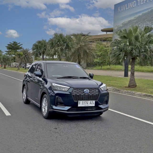 Media melakukan dynamic test untuk mencoba berbagai fitur kenyamanan dan keselamatan Rocky Hybrid di Pantai Indak Kapuk, Kamis 18 September 2025. Foto: Dok. Daihatsu 