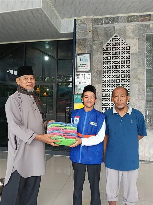 DT Peduli Sumbar Bagikan Sandal Wudhu untuk Beberapa Masjid dan Mushola di Kota Padang (Sumber : DT Peduli)
