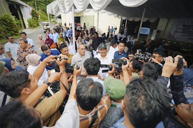 Mensos Saifullah Yusuf atau akrab disapa Gus Ipul saat memberikan keterangan kepada wartawan. Foto: Dok. Kemensos