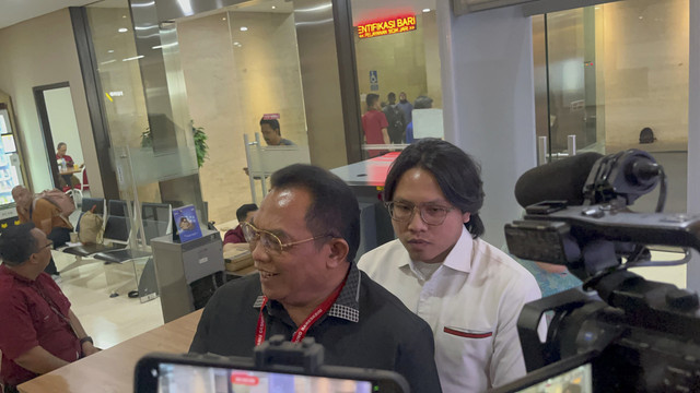 Adimas Firdaus alias Resbobb tiba di Bareskrim Polri, Jakarta, Jumat (19/9/2025). Foto: Rayyan Farhansyah/kumparan
