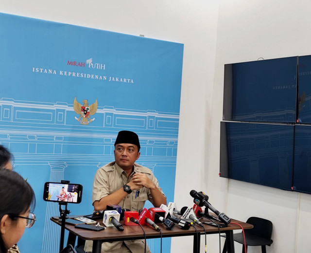 Menteri Sekretaris Negara (Mensesneg) Prasetyo Hadi berada di ruang wartawan Istana Negara, Jakarta, Jumat (19/9/2025). Foto: Luthfi Humam/kumparan