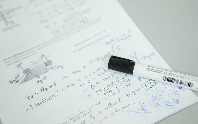 Ilustrasi Contoh Soal TKA Fisika SMA. Sumber: Pexels/cottonbro studio