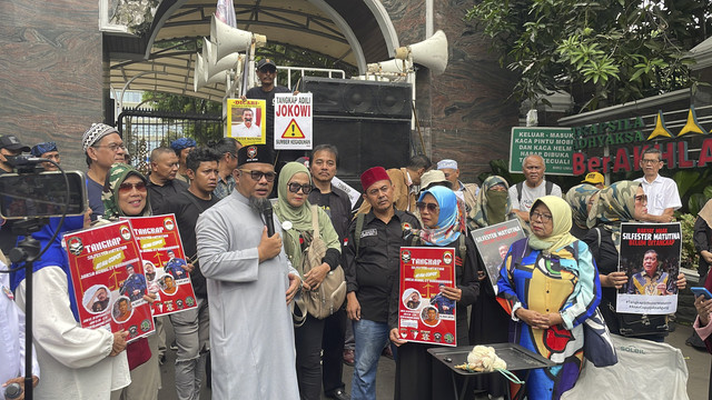 Aksi demonstrasi menuntut Kejagung agar menangkap Silfester Matutina, di Halaman Belakang Gedung Kejagung, Jakarta, Jumat (19/9/2025).  Foto: Fadhil Pramudya/kumparan