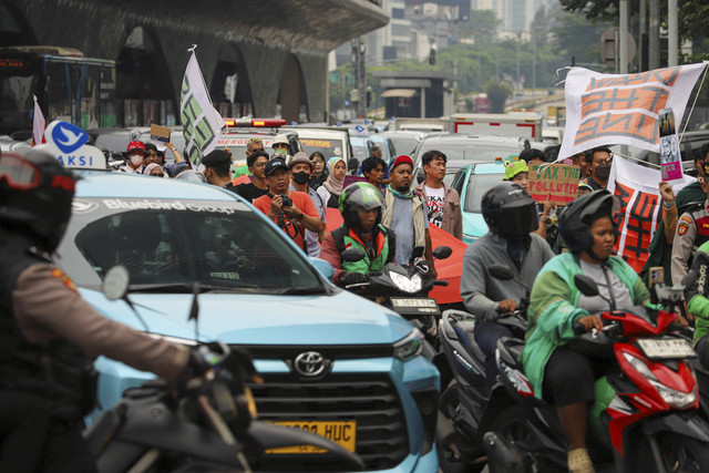 Sejumlah masyarakat sipil menggelar aksi long march di kawasan Bundaran HI, Jakarta Pusat, pada Jumat (19/9/2025). Foto: Iqbal Firdaus/kumparan