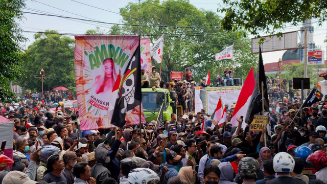 Ratusan massa Masyarakat Pati Bersatu menggelar demonstrasi di depan Gedung DPRD Pati, Jumat (19/9/2025). Foto: kumparan