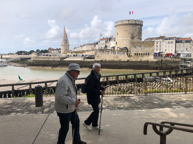 Gambar 1. Foto dua orang lansia di Prancis sedang menikmati suasana sore kota La Rochelle (Dok. Penulis, September 2025)