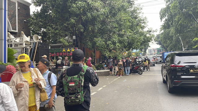 Massa aksi demonstrasi yang menuntut Kejagung agar menangkap Silfester Matutina, membubarkan diri, di Gedung Kejagung, Jakarta, Jumat (19/9/2025).  Foto: Jonathan Devin/kumparan