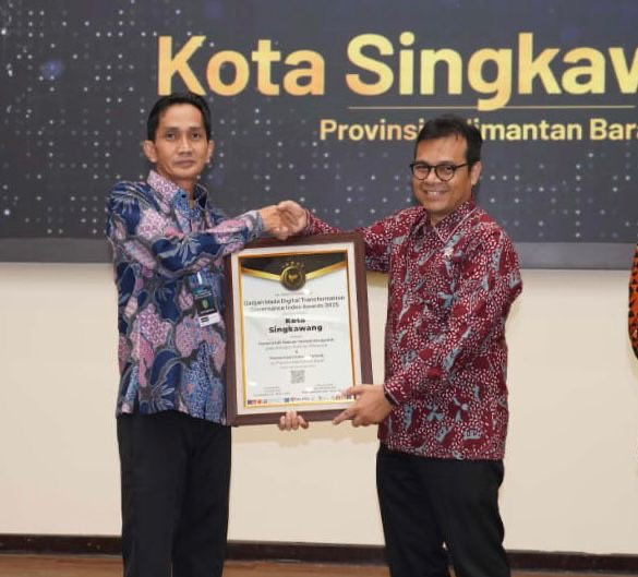 Perwakilan Pemerintah Singkawang saat menerima penghargaan. Foto: Dok. Istimewa