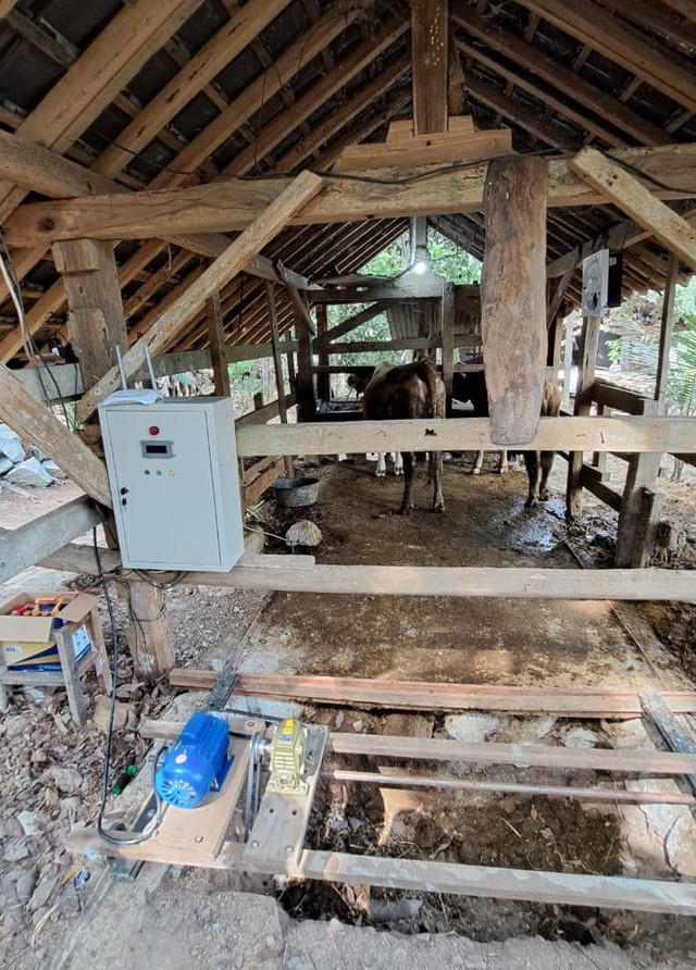 Mahasiswa Universitas Negeri Yogyakarta (UNY) membuat alat yang bernama SmartCleaner yakni sistem pembersih bertenaga surya dan monitoring amonia untuk kandang ternak sapi. Foto: Dok. UNY