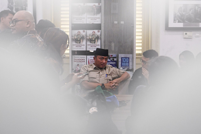 Menteri Sekretaris Negara Prasetyo Hadi berbincang dengan wartawan Istana Kepresidenan di ruang Wartawan, Jakarta, Jumat (19/9/2025). Foto: Muhammad Adimaja/ANTARA FOTO