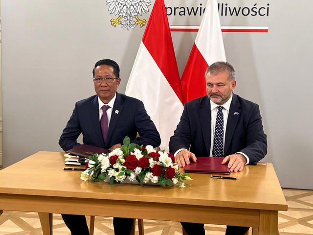 Menteri Hukum RI Supratman Andi Agtas dan Menteri Kehakiman Polandia Waldemar Zurek menandatangani perjanjian Bantuan Timbal Balik dalam Masalah Pidana. Foto: Dok. Kementerian Hukum