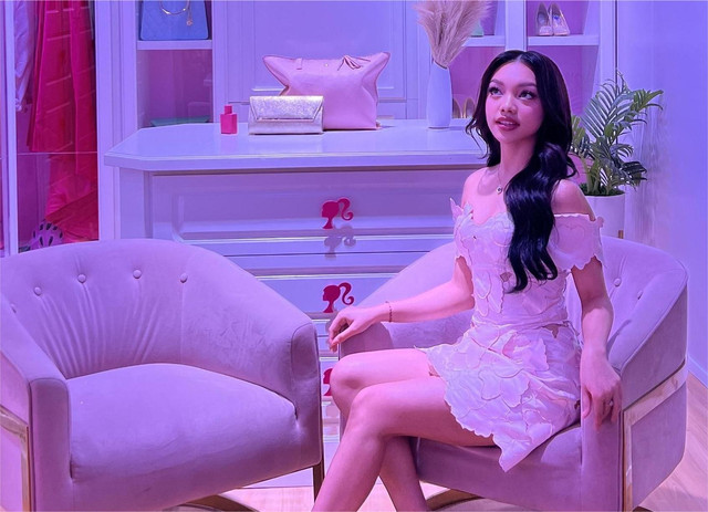 Gaya Naura Ayu di pameran World of Barbie: Dreams Made Here. Foto: kumparan/Naela Marcelina