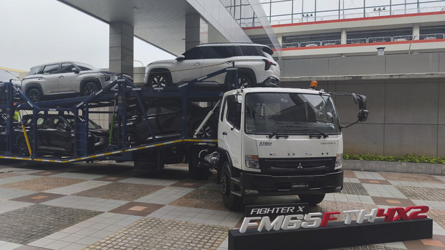 PT Krama Yudha Tiga Berlian (KTB) resmi meluncurkan Mitsubishi Fuso Fighter X FM65F TH 4x6 tractor head. Foto: Sena Pratama/kumparan