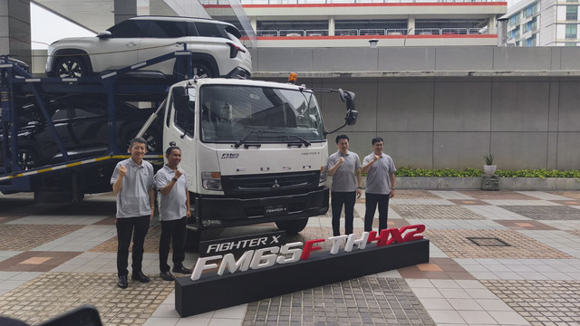 PT Krama Yudha Tiga Berlian (KTB) resmi meluncurkan Mitsubishi Fuso Fighter X FM65F TH 4x6 tractor head. Foto: Sena Pratama/kumparan