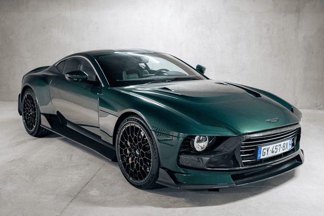 Aston Martin Valour. Sumber: Collecting Cars.