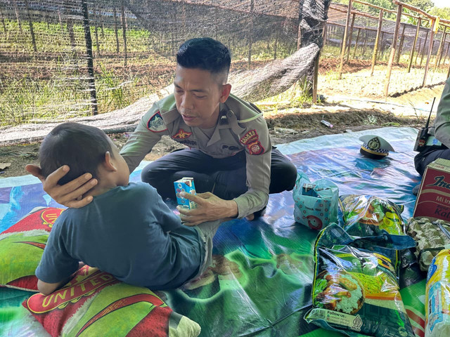 Personel Satlantas Polres Sekadau saat bersama bocah yang mengalami lumpuh layu di Pangkin. Foto: Dok. Polres Sekadau