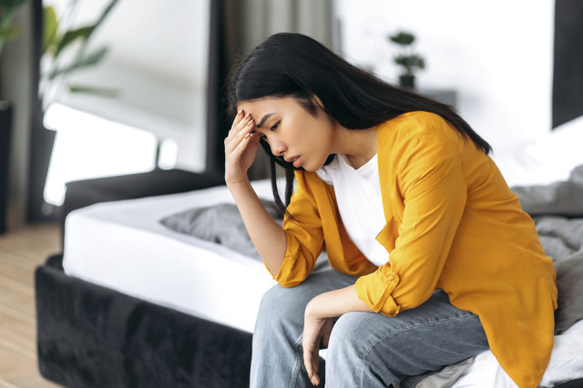 Ilustrasi perempuan kelelahan setelah berinteraksi dengan vampir energi. Foto: Shutterstock