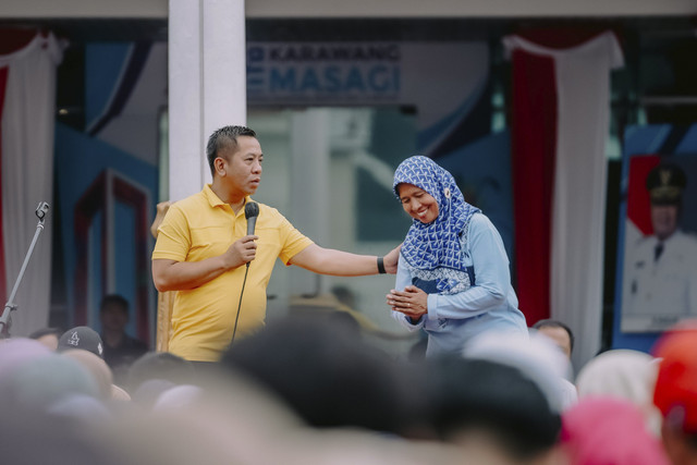 Guru SDN Dawuan Tengah 5, Aning Widianingsih, bersama bupati Karawang Aep Syaepuloh.  Foto: Dok. Istimewa