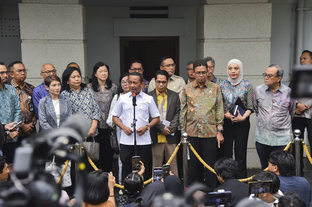 Menteri ESDM Bahlil Lahadalia menyampaikan keterangan pers bersama Shell, VIVO, dan BP-AKR, soal masih kosongnya stok SPBU swasta di Kementerian ESDM, Jumat (19/9/2025). Foto: Dok. Kementerian ESDM