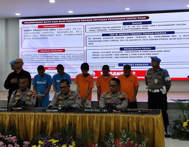 Jumpa pers kasus perusakan dan pembakaran di Pos Patwal Simpang Lima dan Kompleks Gubernur Jateng, Jumat (19/9/2025) Foto: Intan Alliva Khansa/kumparan