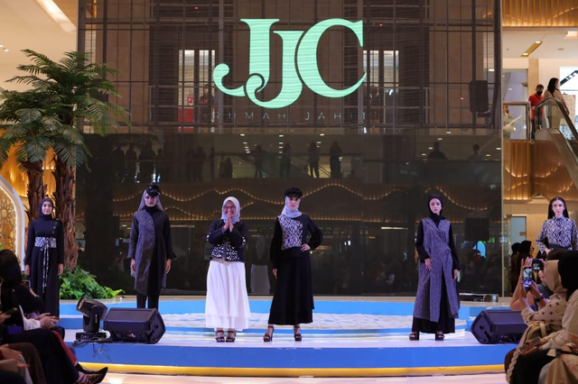 Jihan Astriningtrias (ketiga dari kiri) sebagai pemilik JJC Rumah Jahit sukses berkat bergabung Rumah BUMN BRI Jakarta pada 2024. Foto: Dok. BRI