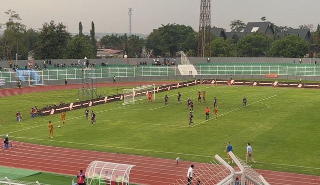 Bhayangkara Presisi Lampung FC melawan Persik Kediri di Stadion Sumpah Pemuda, PKOR, Bandar Lampung. | Foto: Sinta Yuliana/Lampung Geh