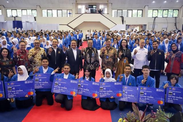 BNI dan Universitas Pancasila dalam peluncuran Kartu Mahasiswa Co-Branding BNI Universitas Pancasila di Gedung Serbaguna Universitas Pancasila, Jakarta, Kamis (18/9/2025). Foto: Dok. BNI