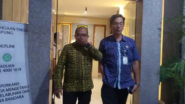 Mantan Pj Gubernur Lampung, Samsudin saat keluar dari Gedung Pidana Khusus (Pidsus) Kejati Lampung. | Foto: Sinta Yuliana/Lampung Geh