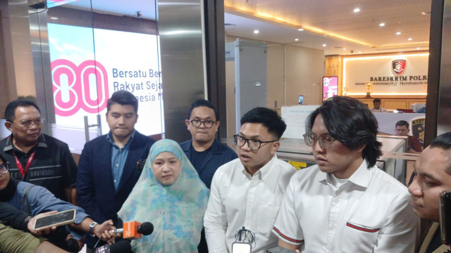 Adimas Firdaus alias Resbob dan Muhammad Jannah alias Bigmo memberi tanggapan saat ditemui di Bareskrim Polri, Jumat (19/8/2025). Foto: Rayyan Farhansyah/kumparan