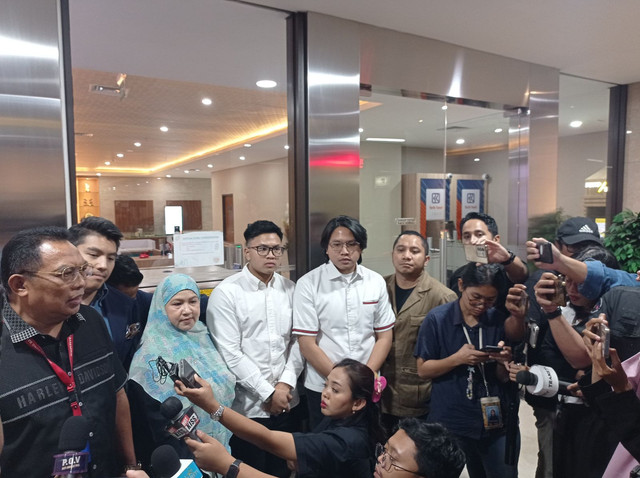 Adimas Firdaus alias Resbob dan Muhammad Jannah alias Bigmo di Bareskrim Polri, Jumat (19/8/2025). Foto: Rayyan Farhansyah/kumparan