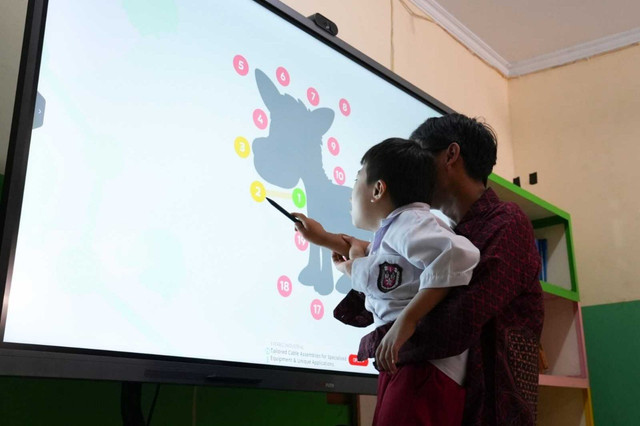 Papan interaktif (Interactive Flat Panel) yang digunakan di kelas.  Foto: Dok. Kemendikdasmen