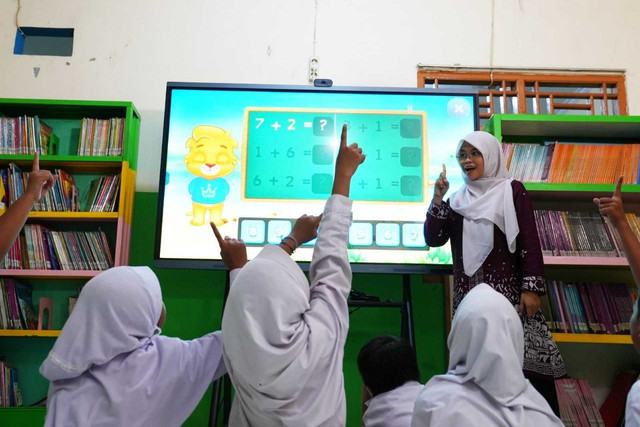 Papan interaktif (Interactive Flat Panel) yang digunakan di kelas.  Foto: Dok. Kemendikdasmen