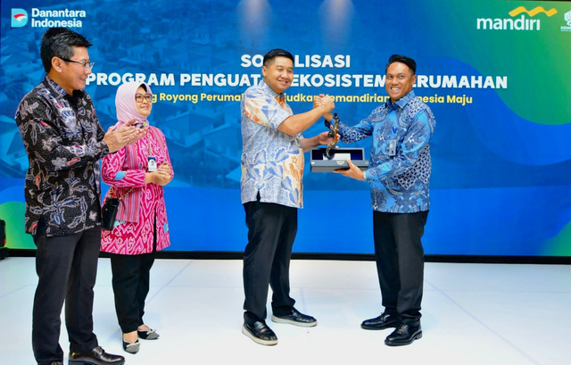 Menteri Perumahan dan Kawasan Permukiman Republik Indonesia Maruarar Sirait (kedua dari kanan) dan Wakil Direktur Utama Bank Mandiri, Henry Panjaitan (kanan) pada sosialisasi Kredit Program Perumahan (KPP) di Bandung, Jumat (19/9). Foto: Dok. Bank Mandiri