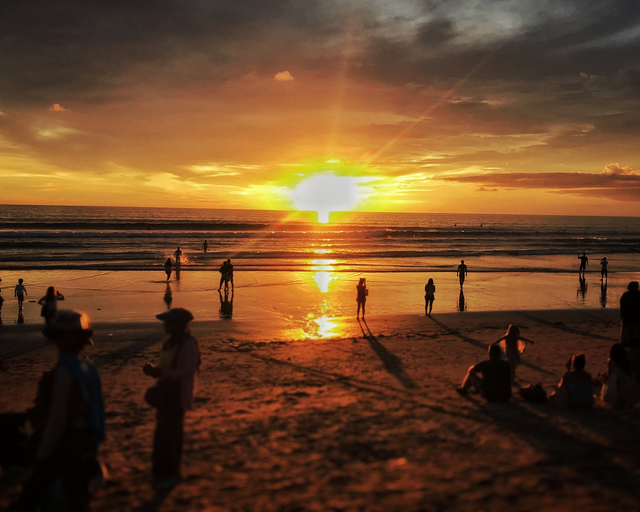 Ilustrasi: sunset di Pantai Kuta, Bali (Sumber: Canva)