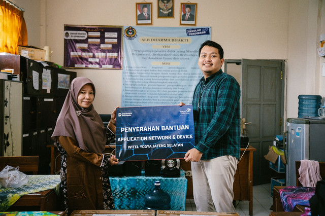 Penyerahan Bantuan Application Network & Device dari Witel Yogya Jateng Selatan kepada Sekolah Luar Biasa (SLB). Foto: Telkom