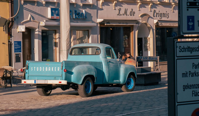 Ilustrasi Harga Mobil Pick Up Bekas. Foto: Unsplash/Daniel Schmidt