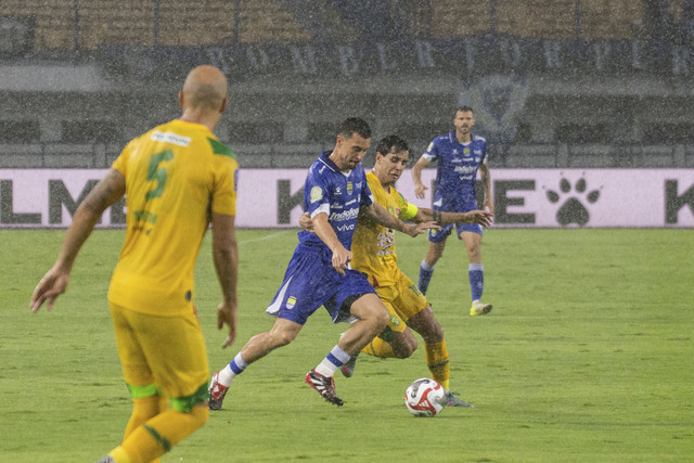 Pemain Persib Bandung Thom Haye (kedua kiri) berebut bola dengan pesepak bola Persebaya Surabaya Bruno Moreira (kedua kanan) saat laga lanjutan BRI Super League 2025 di Stadion Gelora Bandung Lautan Api (GBLA), Bandung, Jawa Barat, Jumat (12/9/2025). Foto: Novrian Arbi/ANTARA FOTO