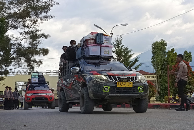 Sejumlah pengungsi dari Kabupaten Yalimo tiba di Mapolres Jayawijaya, Wamena, Kabupaten Jayawijaya, Papua Pegunungan, Rabu (17/9/2025). Foto: Yudhi Efendi/Antara