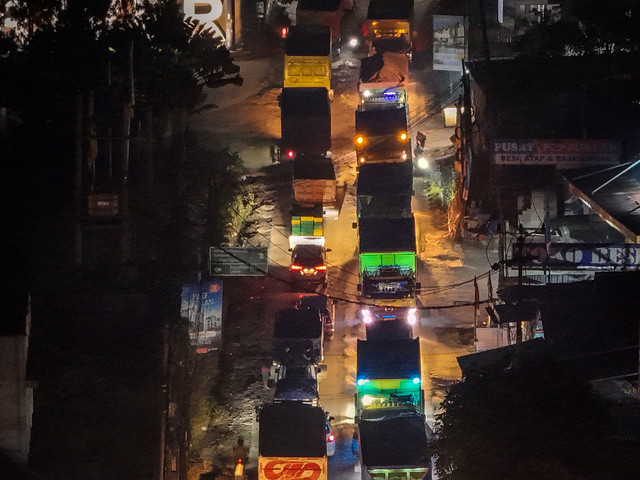 Foto udara sejumlah kendaraan terjebak kemacetan saat jam operasional truk tambang di Parungpanjang,, Jumat (19/9/2025). Foto: Putra M. Akbar/ANTARA FOTO