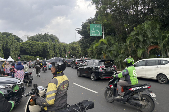 Lalu lintas di sekitar Monas saat ada pameran alutsista TNI, Sabtu (20/9/2025). Foto: Abid Raihan/kumparan