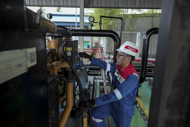 Pekerja melakukan pengecekan di kawasan pipa minyak booster station 27 milik PT Pertamina Gas Operation Central Sumatera Area (OCSA) di Banyuasin, Sumatera Selatan, Jumat (19/9/2025). Foto: Syawal Febrian Darisman/kumparan