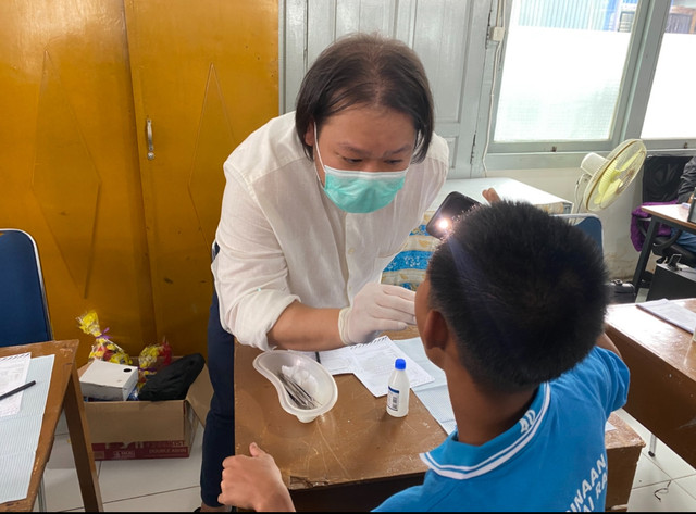 Petugas saat memeriksa gigi di Lapas Anak Pontianak. Foto: Yulia Ramadhiyanti/HiPontianak 