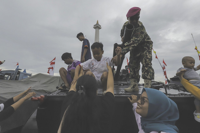 Seorang bocah mengunjungi pameran Alutsista dalam rangka HUT ke-80 TNI di Monas, Jakarta Pusat, Sabtu (20/9/2025). Foto: Iqbal Firdaus/kumparan