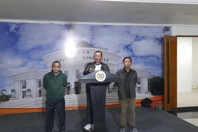 Ketua BK DPRD Provinsi Gorontalo Fikram Salilama (tengah), diampingi Wakil Ketua Umar Karim (kanan) dan Anggota Ekhwan Ahmad (kiri), saat menyampaikan keterangan pers terkait video viral oknum anggota DPRD Provinsi Gorontalo di Kota Gorontalo, Jumat. Foto: Zulkifli Polimengo/ANTARA