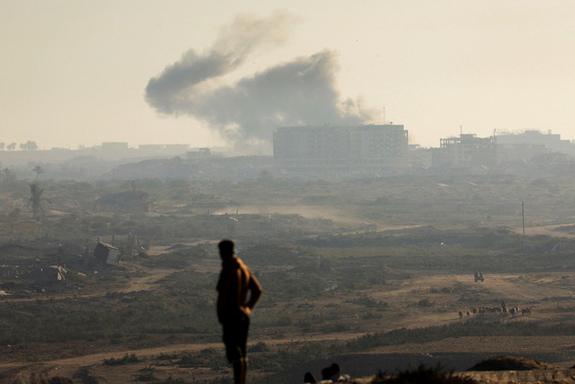 Warga Palestina yang mengungsi dari Gaza utara akibat operasi militer Israel, bergerak ke selatan setelah pasukan Israel memerintahkan penduduk Kota Gaza untuk mengungsi ke selatan, di Jalur Gaza tengah, Sabtu (20/9/2025). Foto: Dawoud Abu Alkas/REUTERS