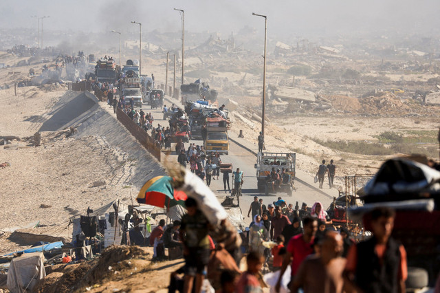 Warga Palestina yang mengungsi dari Gaza utara akibat operasi militer Israel, bergerak ke selatan setelah pasukan Israel memerintahkan penduduk Kota Gaza untuk mengungsi ke selatan, di Jalur Gaza tengah, Sabtu (20/9/2025). Foto: Dawoud Abu Alkas/REUTERS