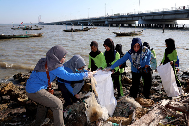 Kegiatan aksi bersih-bersih massal di sepanjang Pantai Tambak Wedi, Kenjeran, Sabtu (20/9). Acara ini merupakan bagian dari peringatan World Cleanup Day 2025. Foto: Diskominfo Surabaya 