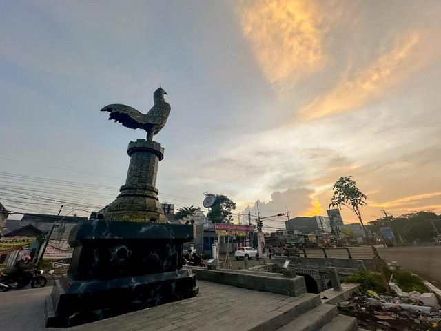 Monumen Ayam Jago. Foto: Diskominfo Surabaya 