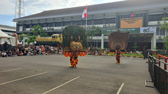Parade budaya Reog Ponorogo di stasiun Surabaya Gubeng. Foto: Humas KAI Daop 8 Surabaya